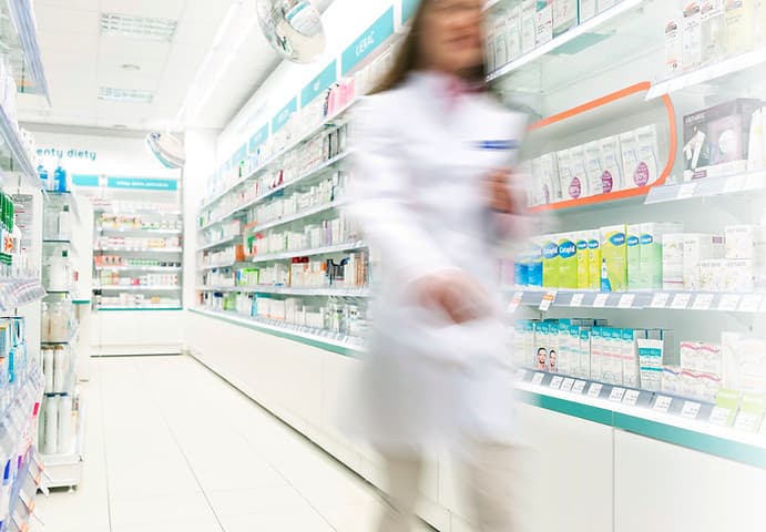 Farmacêutico no corredor da farmácia